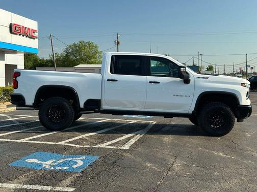 Summit White 2026 Chevrolet Silverado 2500 Crew Cab, Standard Bed, XR2, 4WD