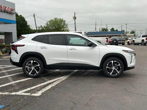 Summit White 2026 Chevrolet Trax FWD 1RS