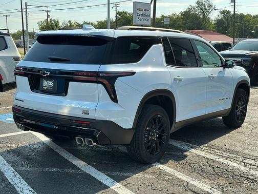 Polar White Tricoat 2026 Chevrolet Traverse LT