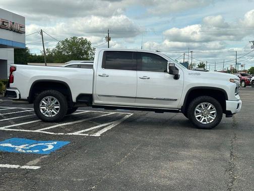 Iridescent Pearl Tricoat 2024 Chevrolet Silverado 2500 High Country