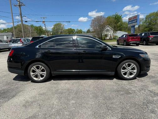 Shadow Black 2018 Ford Taurus SE