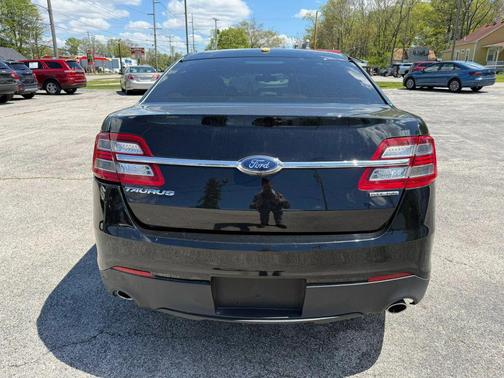 Shadow Black 2018 Ford Taurus SE