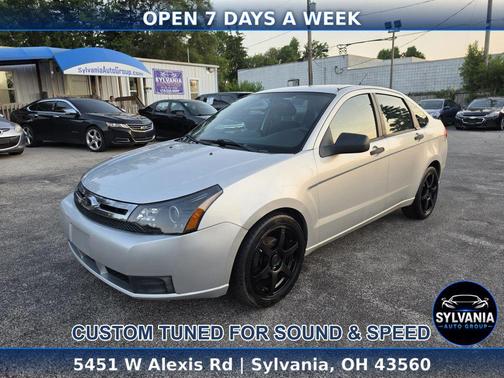 Ingot Silver Metallic 2010 Ford Focus SE