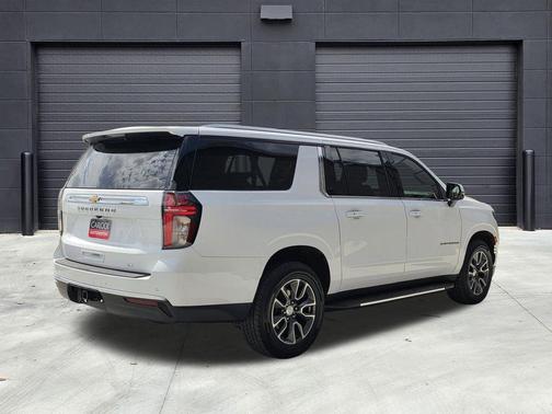 Summit White 2022 Chevrolet Suburban LT