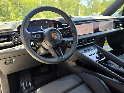 Oak Green Metallic 2026 Porsche Macan Base