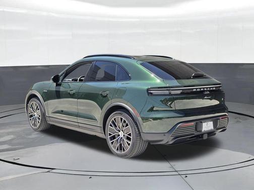 Oak Green Metallic 2026 Porsche Macan Base