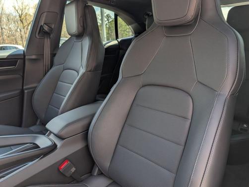 Oak Green Metallic 2026 Porsche Macan Base