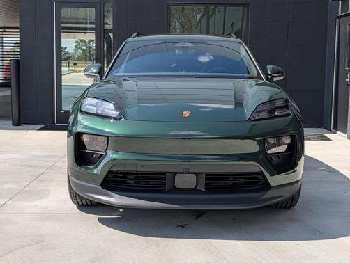 Oak Green Metallic 2026 Porsche Macan Base