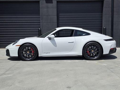 2025 Porsche 911 Carrera 4 GTS
