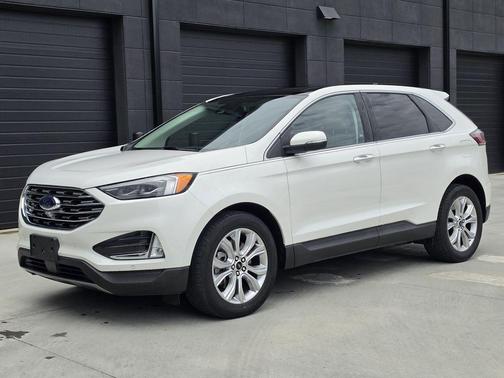 White Metallic 2024 Ford Edge Titanium