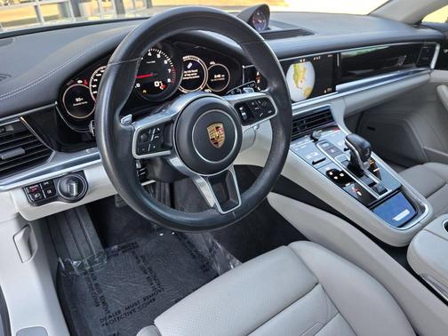 2018 Porsche Panamera 4