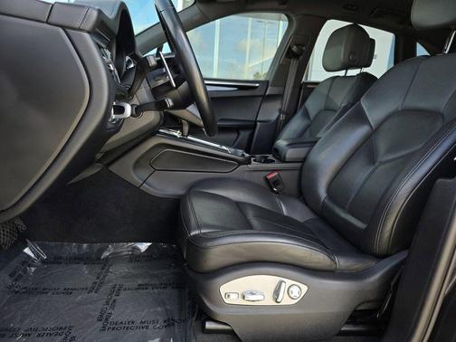 2022 Porsche Macan Base