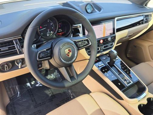 OQ 2026 Porsche Macan Base