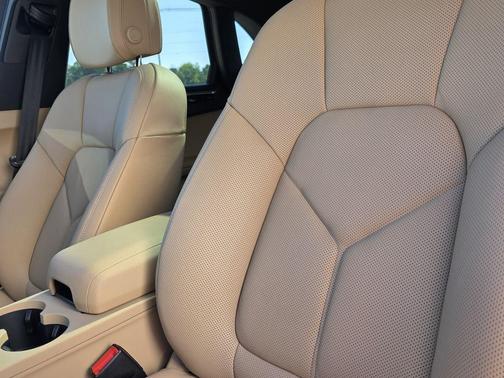 OQ 2026 Porsche Macan Base