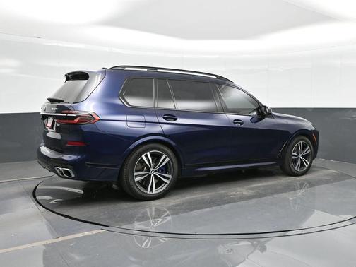 2023 BMW X7 M60i