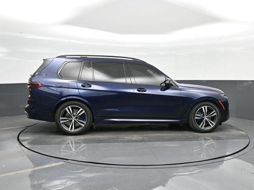 2023 BMW X7 M60i