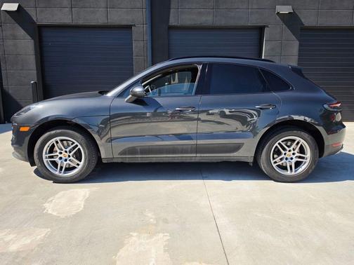 Volcano Grey Metallic 2020 Porsche Macan Base