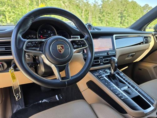 Volcano Grey Metallic 2020 Porsche Macan Base