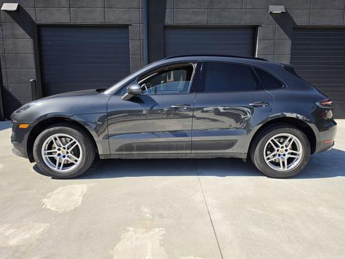 Volcano Grey Metallic 2020 Porsche Macan Base