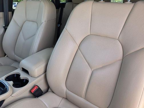 Volcano Grey Metallic 2023 Porsche Macan