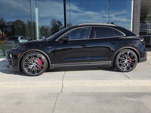 2025 Porsche Macan Turbo