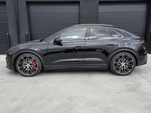 2025 Porsche Macan Turbo