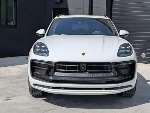 2025 Porsche Macan T