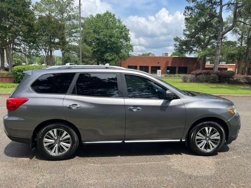 2017 Nissan Pathfinder SL