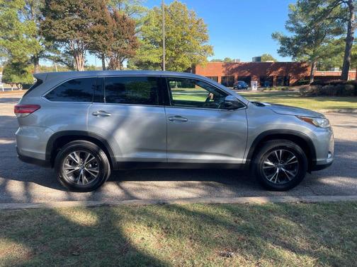 2019 Toyota Highlander LE I4