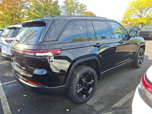2025 Jeep Grand Cherokee Laredo
