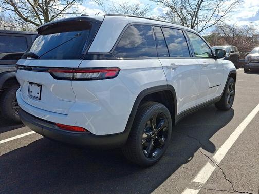 Bright White Clearcoat 2026 Jeep Grand Cherokee Limited 4x4