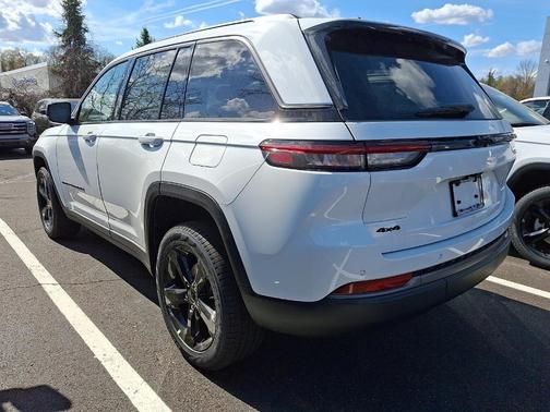 Bright White Clearcoat 2026 Jeep Grand Cherokee Limited 4x4