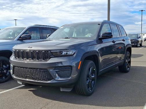 2025 Jeep Grand Cherokee Laredo