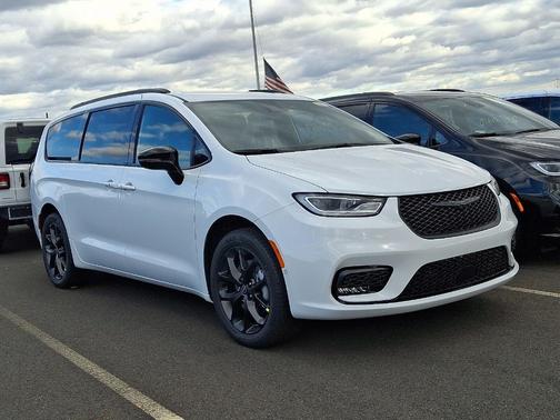 2026 Chrysler Pacifica Select AWD