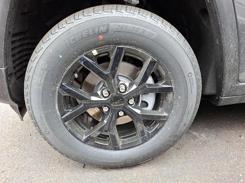 Metallic 2026 Jeep Grand Cherokee Altitude 4x4