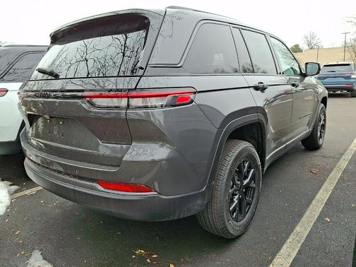 Metallic 2026 Jeep Grand Cherokee Altitude 4x4