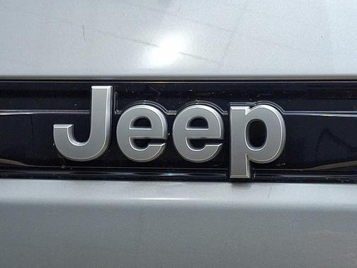 Silver Zynith 2026 Jeep Grand Cherokee Altitude 4x4