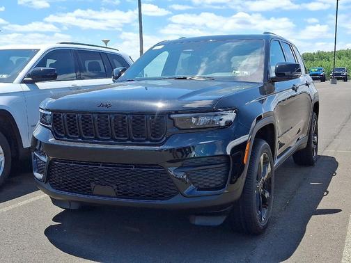 2025 Jeep Grand Cherokee Laredo