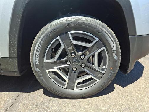 Silver Zynith 2026 Jeep Cherokee LAREDO/LIMITED
