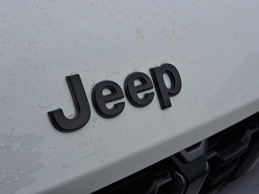 Bright White Clearcoat 2026 Jeep Grand Cherokee Altitude 4x4