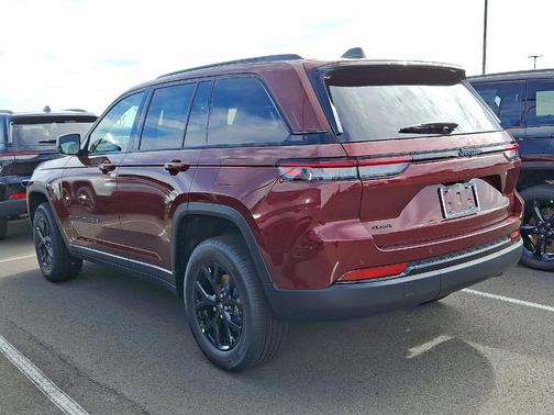 2025 Jeep Grand Cherokee Laredo