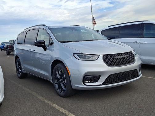 2026 Chrysler Pacifica Select AWD