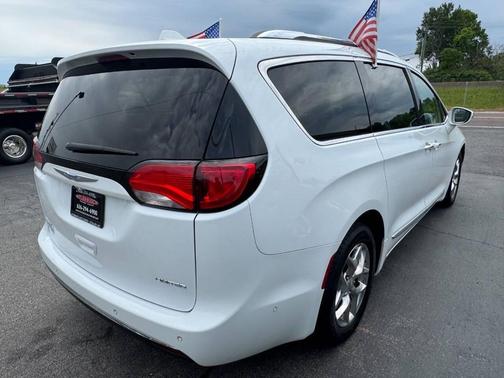 Bright White Clearcoat 2018 Chrysler Pacifica Limited