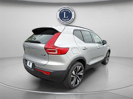 2025 Volvo XC40 B5 Plus Dark Theme