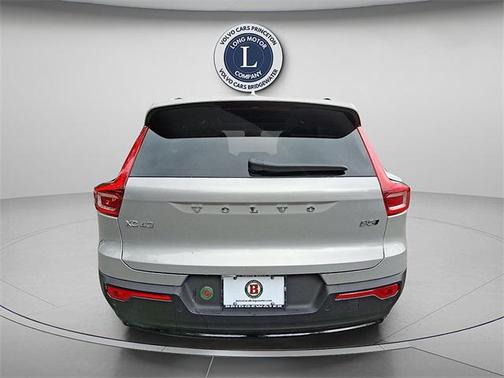 2025 Volvo XC40 B5 Plus Dark Theme