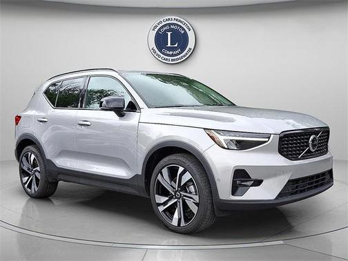 2025 Volvo XC40 B5 Plus Dark Theme