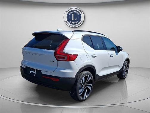 2025 Volvo XC40 B5 Plus Dark Theme