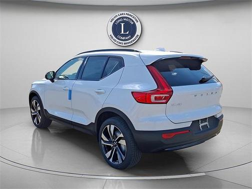 2025 Volvo XC40 B5 Plus Dark Theme