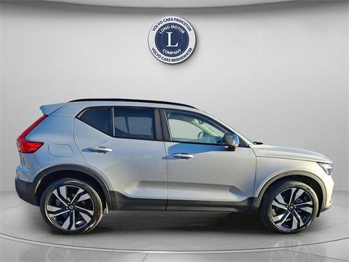 2025 Volvo XC40 B5 Plus Dark Theme