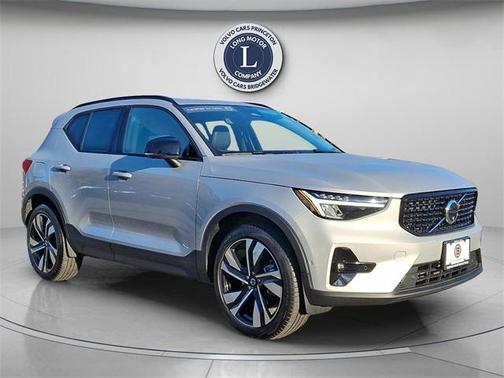 2025 Volvo XC40 B5 Plus Dark Theme